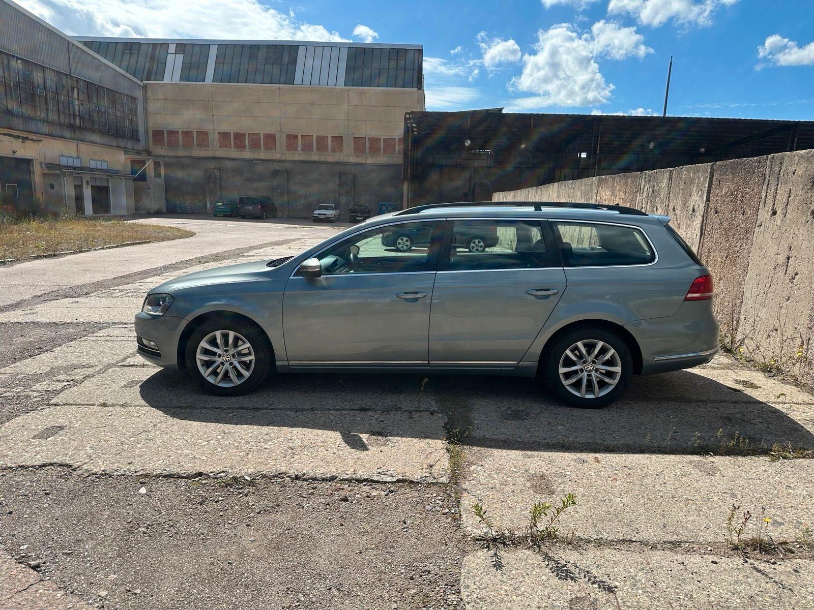 Volkswagen Passat 2013 — rear view