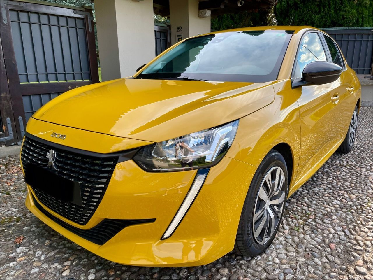 PEUGEOT 208