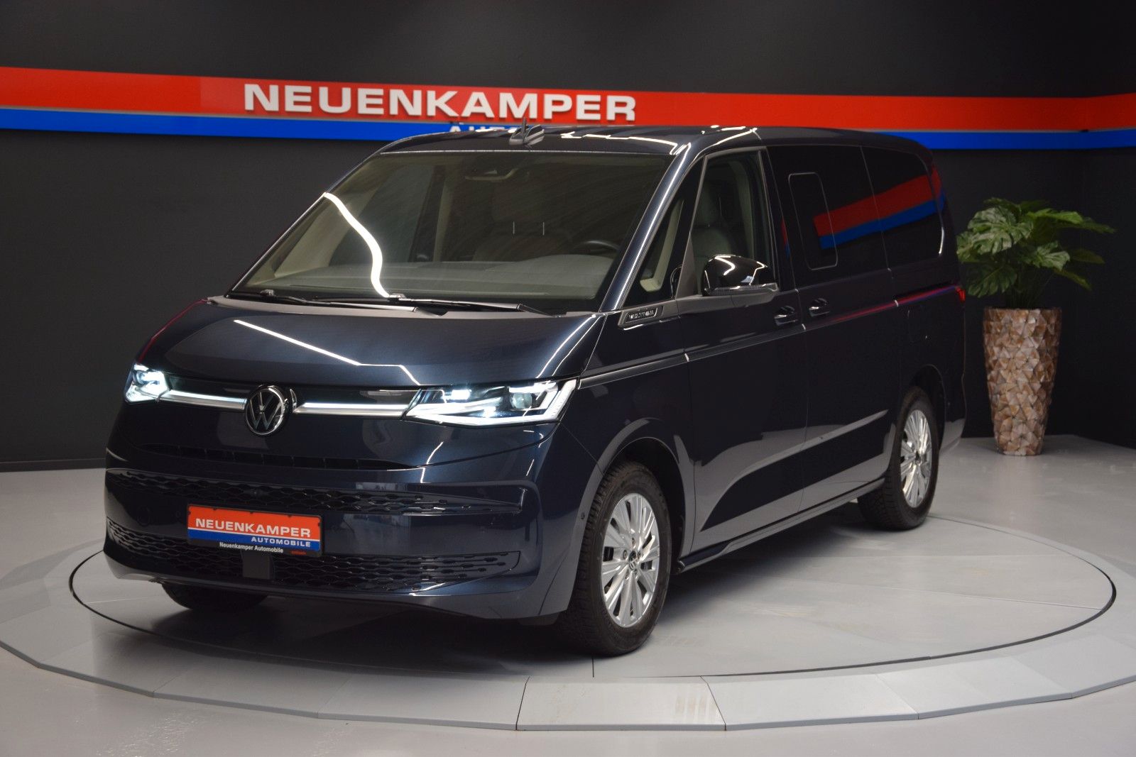 Fahrzeugabbildung Volkswagen T7 Multivan Style lang H&k vis-a-vis AHK ACC StH