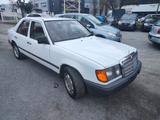Mercedes-Benz 250 D - Mercedes-Benz 250 mit Diesel-Antrieb: Weiß