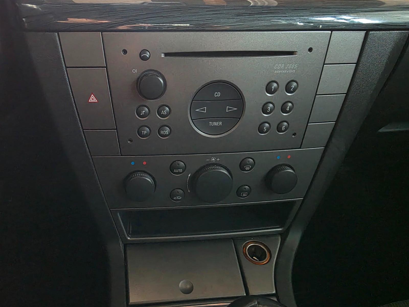 Opel Vectra 2004 — photo 21