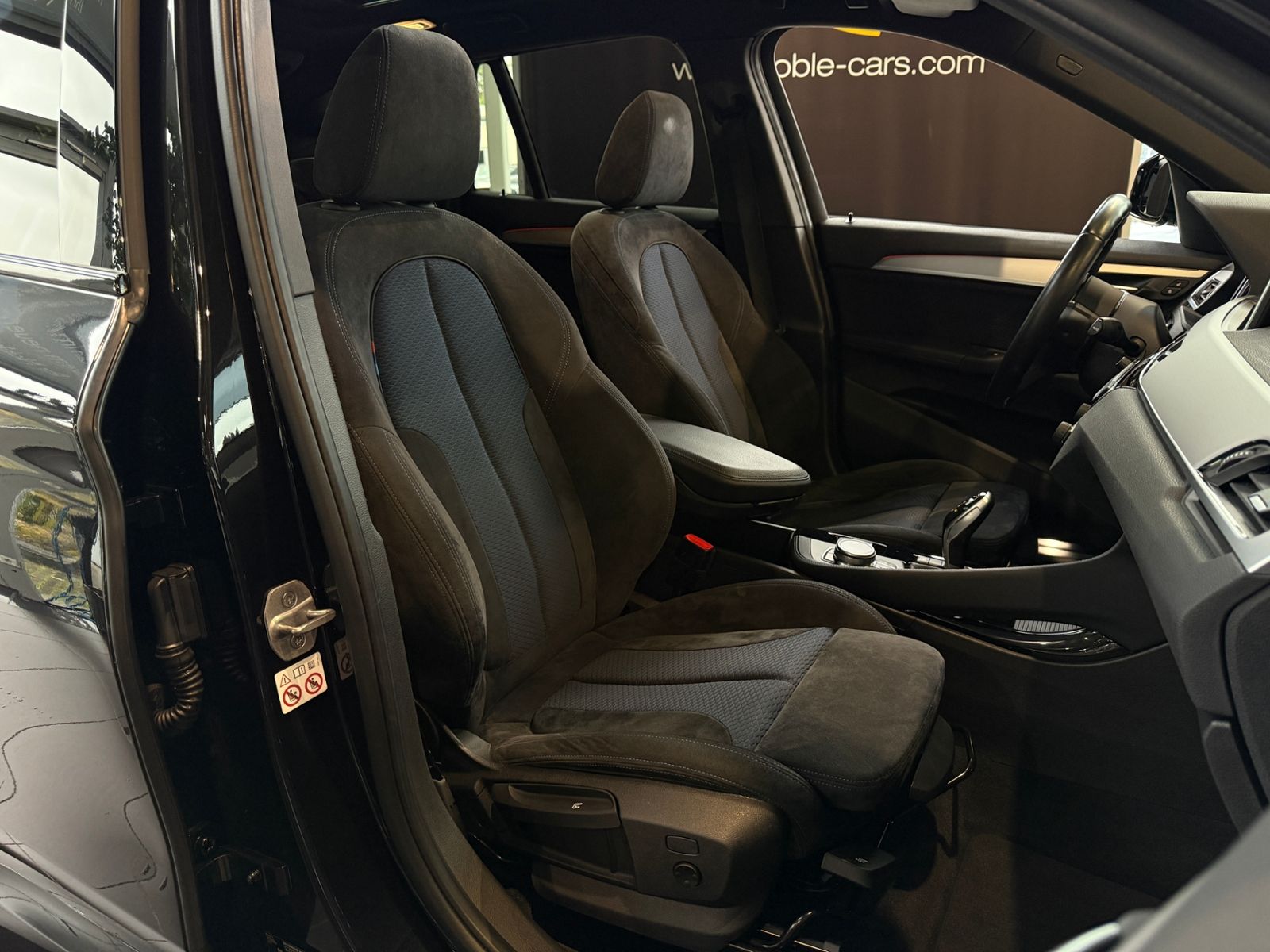 Fahrzeugabbildung BMW X1 xDrive 20 i M Sport PANO AHK HUD LED