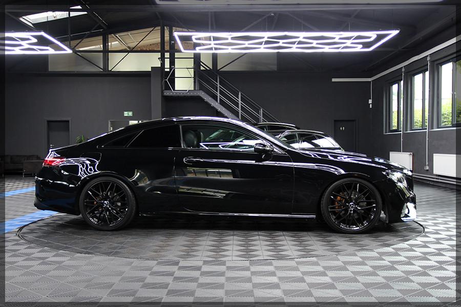 Mercedes-Benz E 200 4MATIC AMG PANO / NAVI / PDC