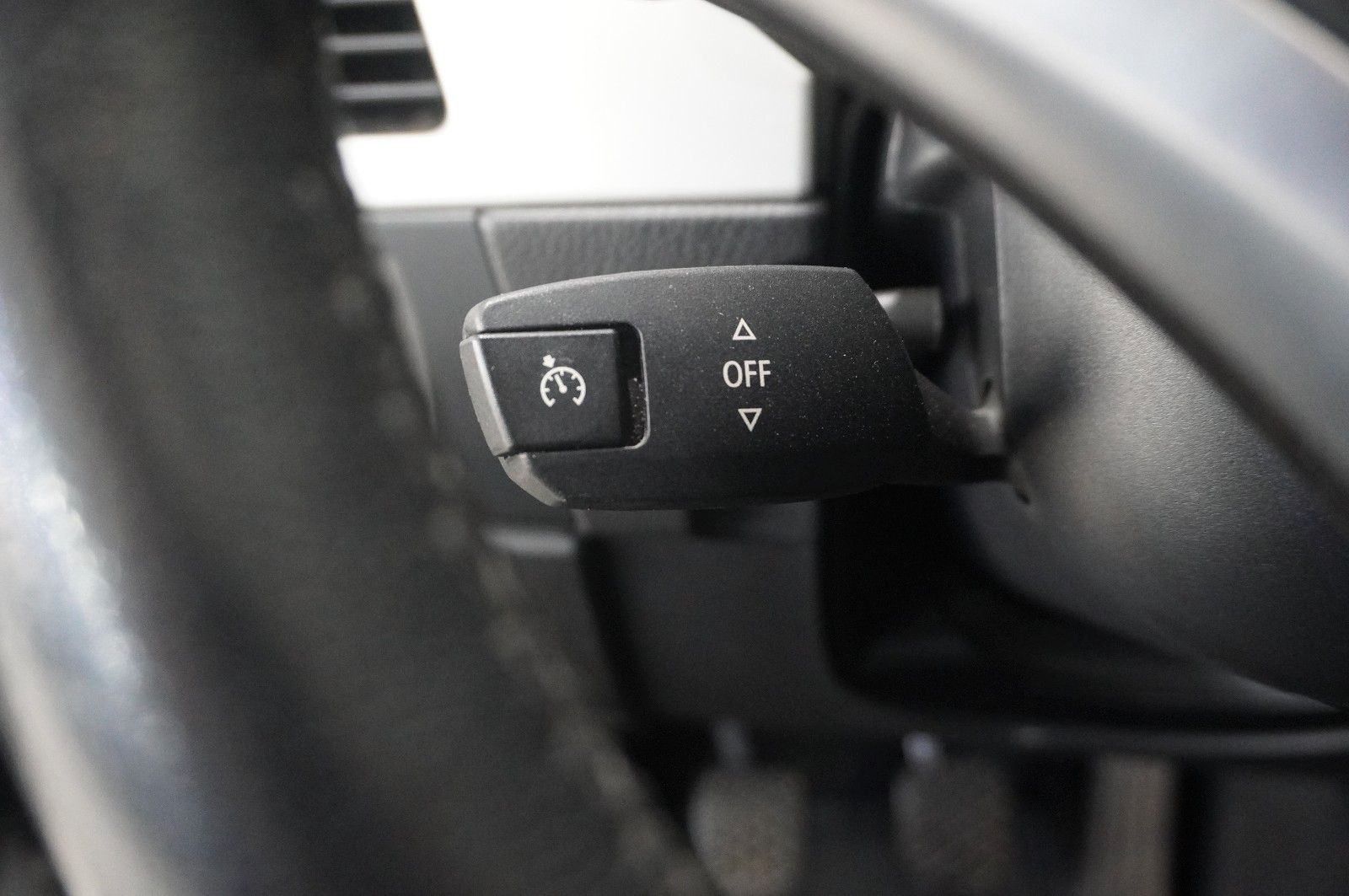 Fahrzeugabbildung BMW 320i TOURING NAVI/BI-XENON/SHZ/PDC/PANO./SH/TEMP