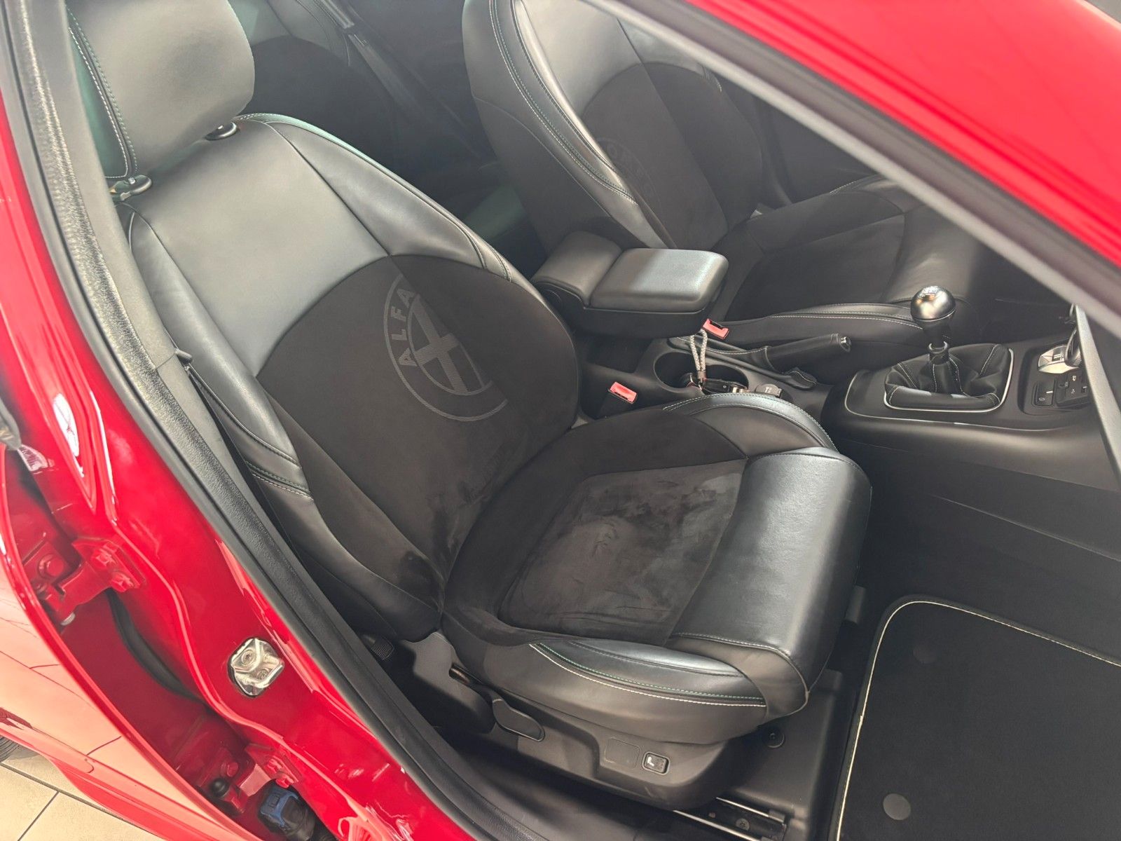 Fahrzeugabbildung Alfa Romeo Giulietta Turismo 1.4 QV-LINE NAVI/LEDER/PDC/TEM