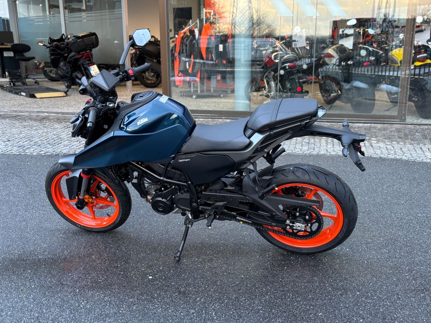 Fahrzeugabbildung KTM 125 Duke Modell 2026 auch in Schwarz erhältlich