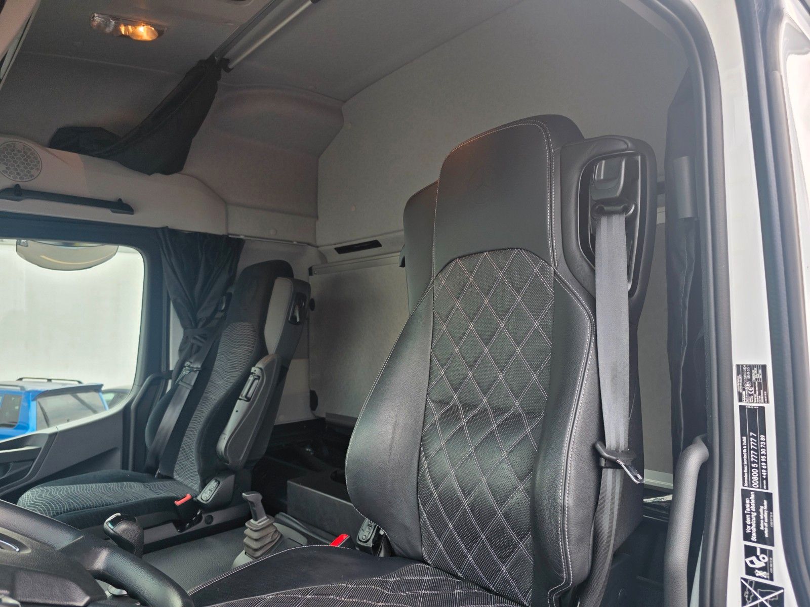 Fahrzeugabbildung Mercedes-Benz Arocs 1827 A 4x4 LBW Tür+Treppe Schalter 2 Stück