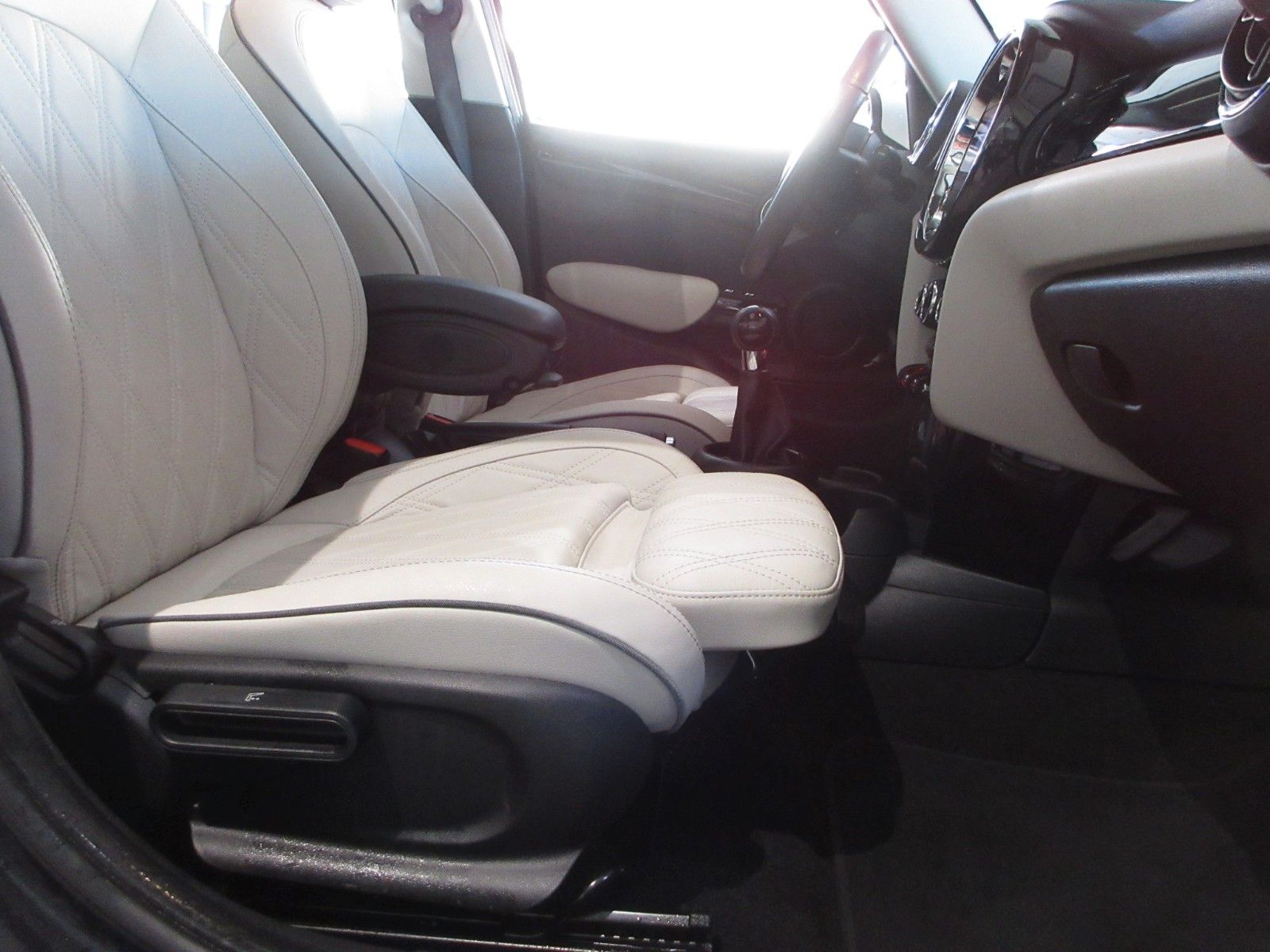 Fahrzeugabbildung MINI Mini Cooper Classic Trim LED/NAVI/SHZ/PANO/LEDER