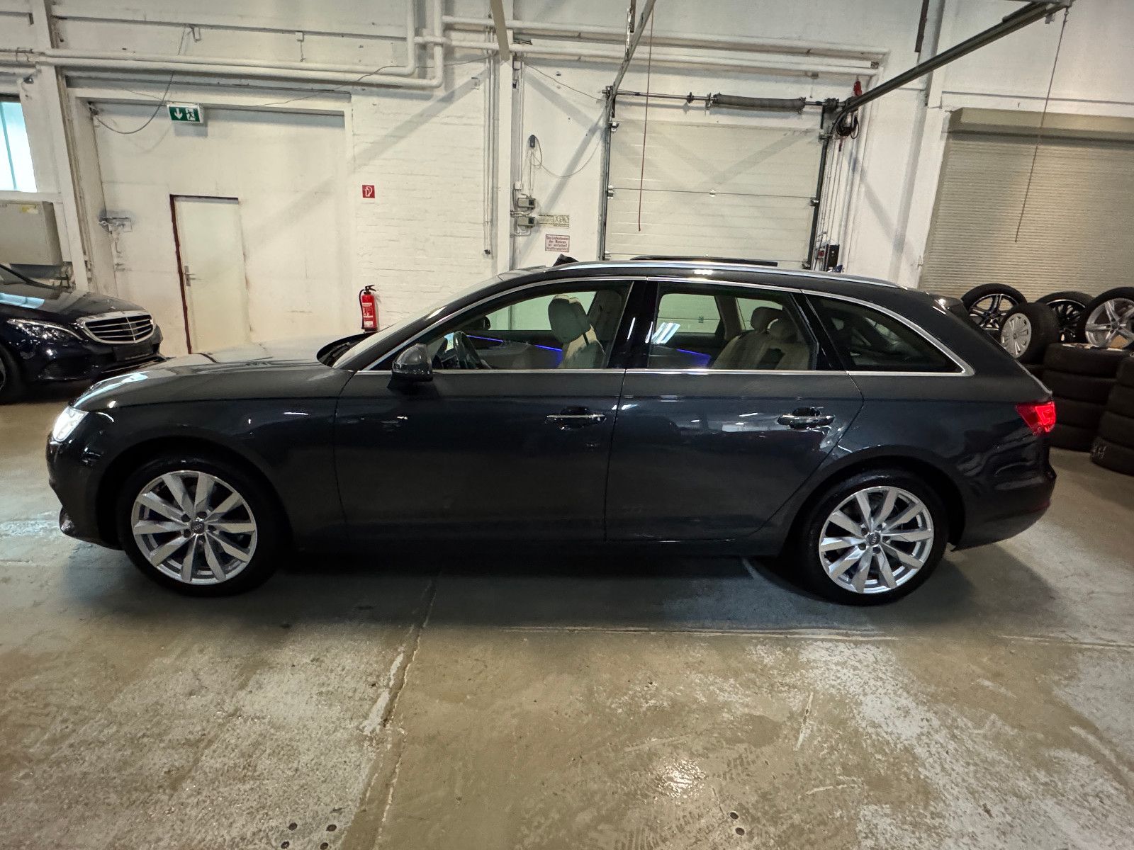 Fahrzeugabbildung Audi A4 Avant DESIGN S-TRONIC PANO STHD AHK LEDER