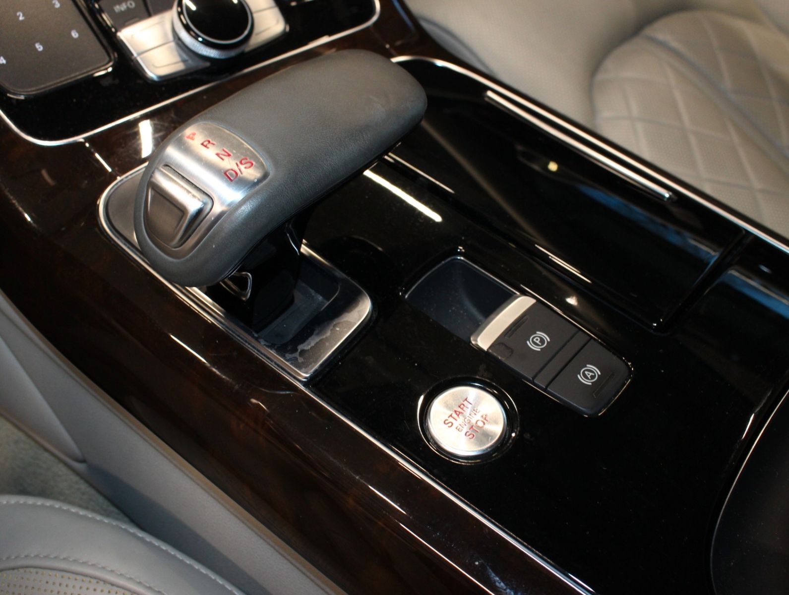 Fahrzeugabbildung Audi A8 4.0 TFSI tiptronic quattro*1.Hand Matrix-LED