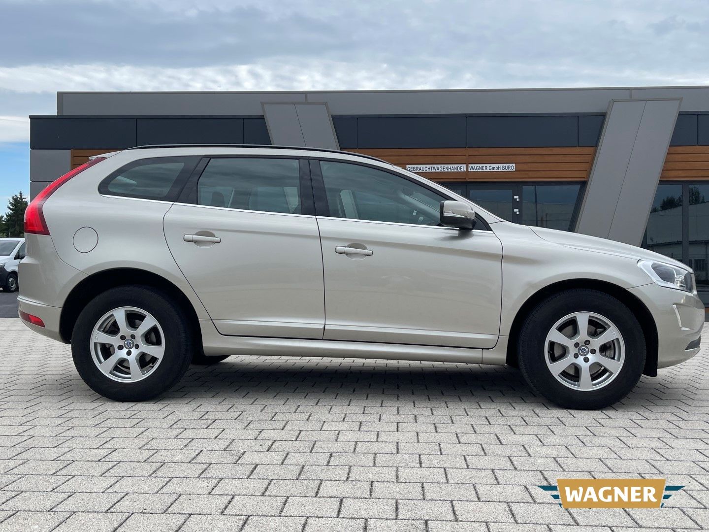 Fahrzeugabbildung Volvo XC60 Momentum 2WD Bi-Xenon SHZ 1-Hand