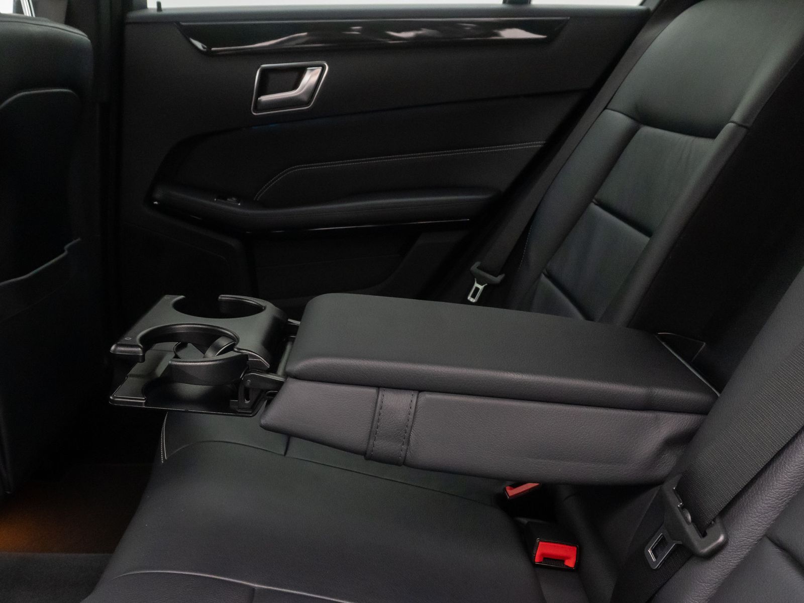 Fahrzeugabbildung Mercedes-Benz E 350 BlueTEC PDC Navi Tempomat LED Leder 18Zoll