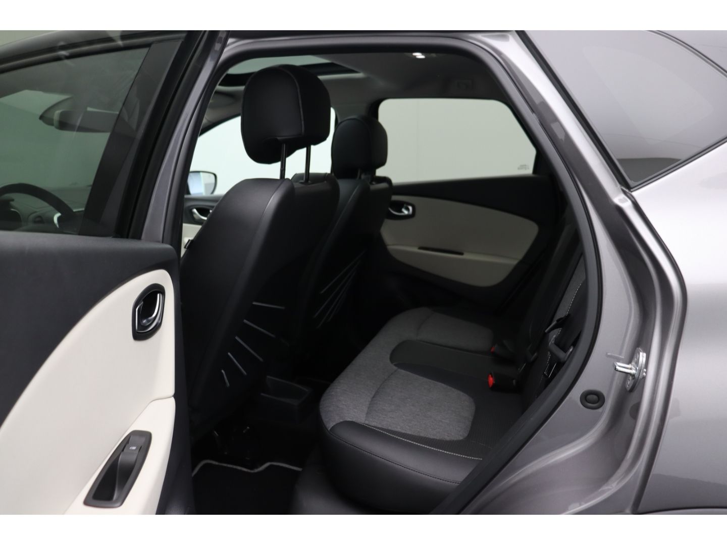 Fahrzeugabbildung Renault Captur Totwinkelass. Panorama AppleCP LED