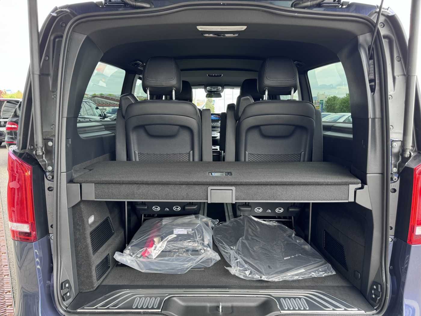 Fahrzeugabbildung Mercedes-Benz V 250 d EDITION 4MATIC AMG DISTRONIC AHK Tisch