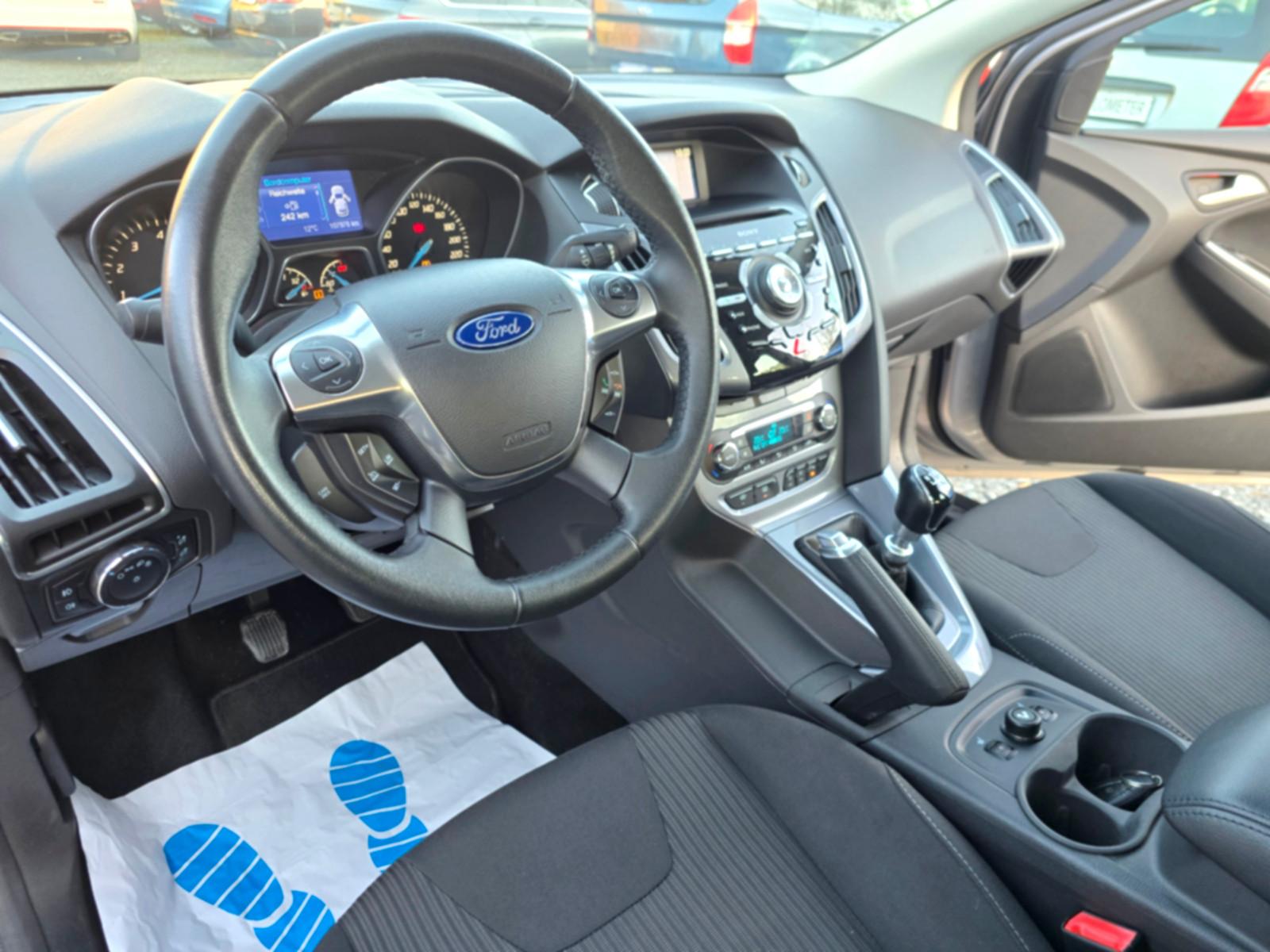 Ford Focus 2012 — photo 20