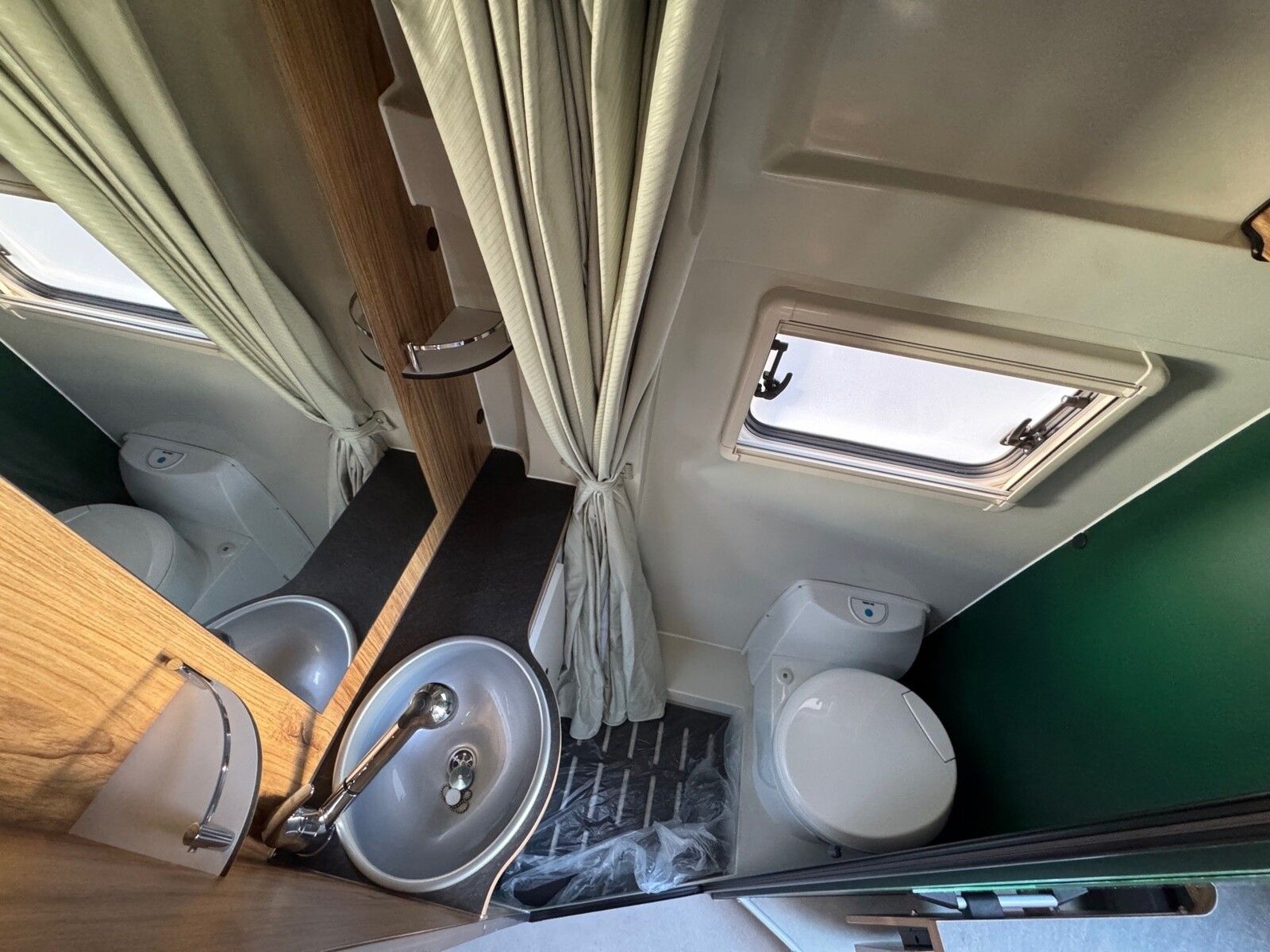 Fahrzeugabbildung Karmann Dexter DE 600 Alufelgen, Captain-Chair-Sitze