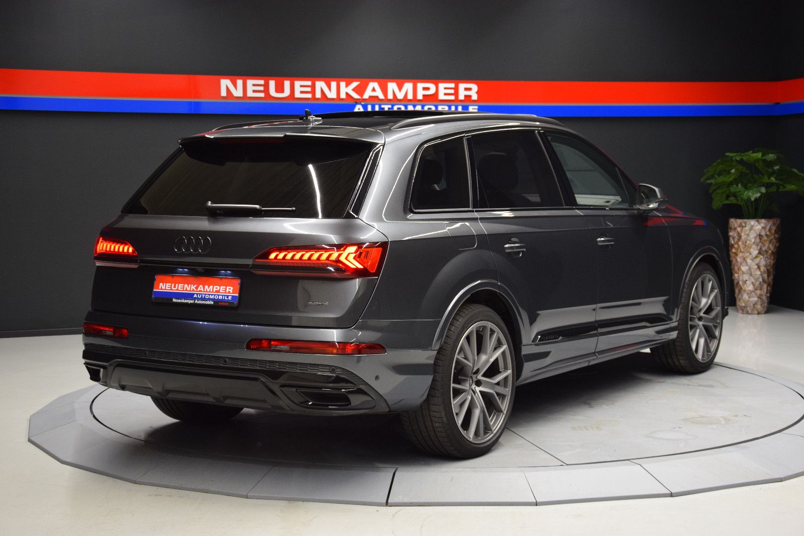 Fahrzeugabbildung Audi Q7 50 TDI quattro S line Pano Luft Massage 22"