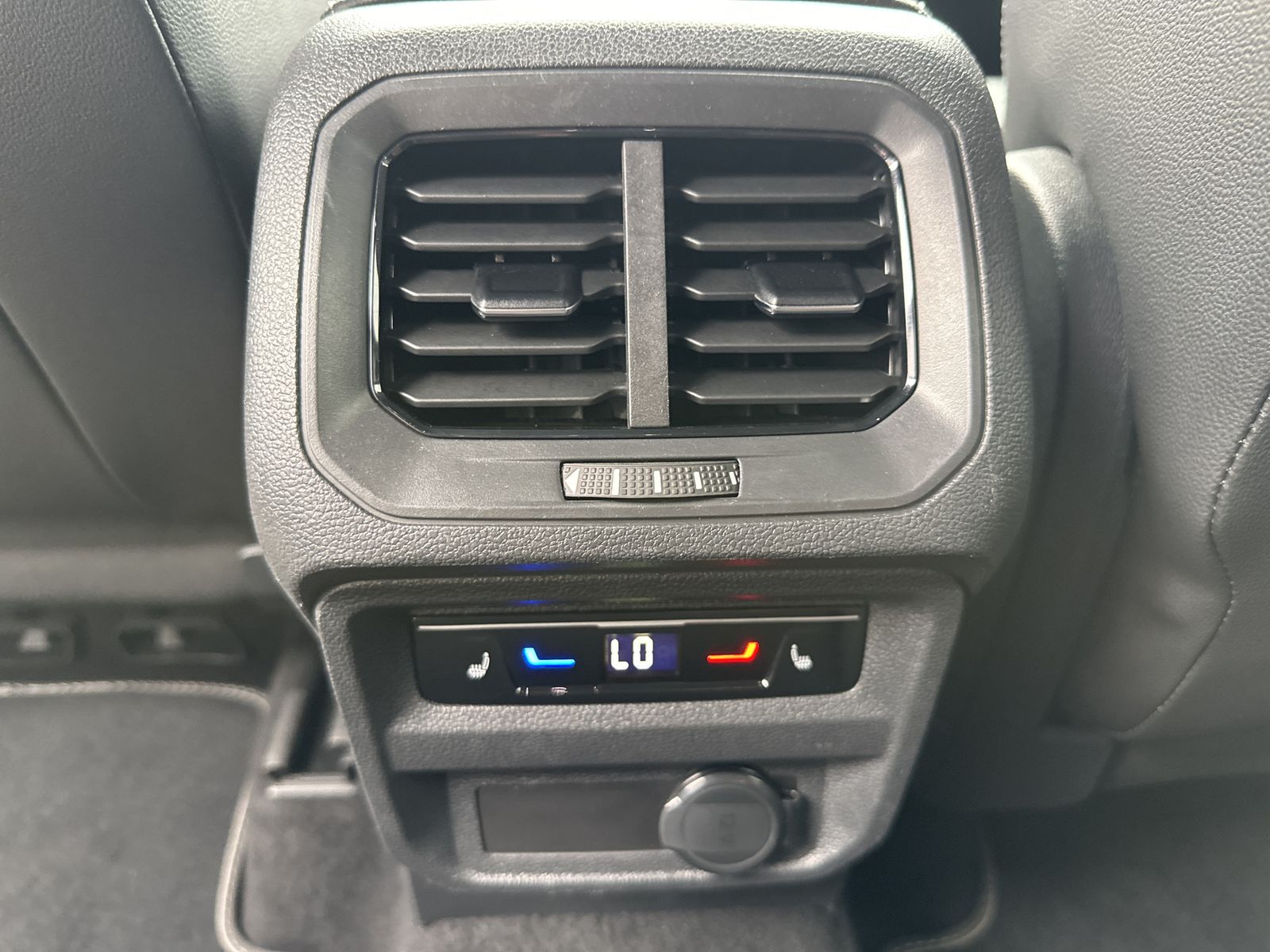 Fahrzeugabbildung Volkswagen Tiguan 1.5 TSI DSG R-Line NAV+MATRIX+ACC+360°CAM