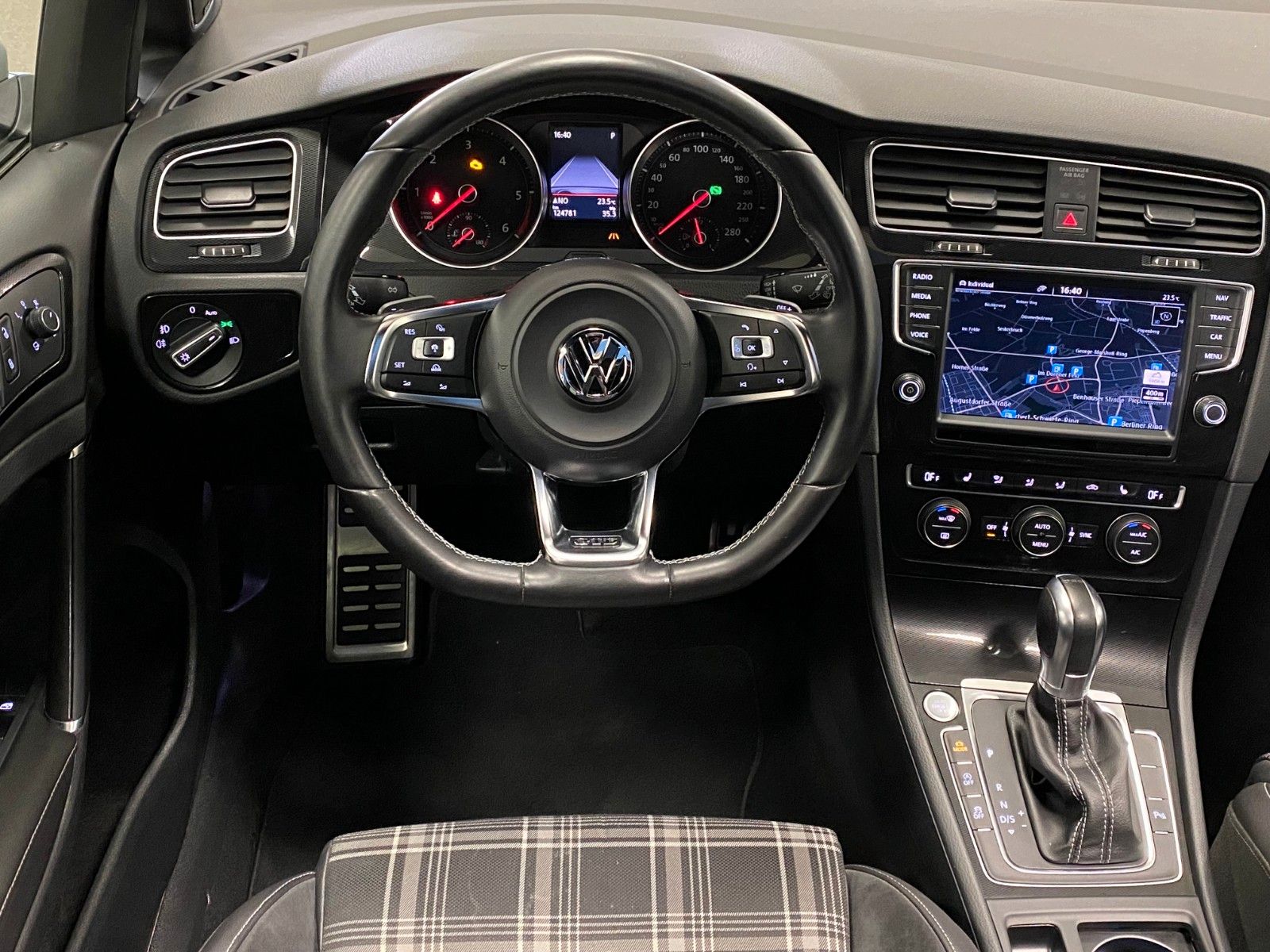 Fahrzeugabbildung Volkswagen Golf 2.0 TDI DSG BMT GTD+DCC+BI-XENON+PANORAMAD+