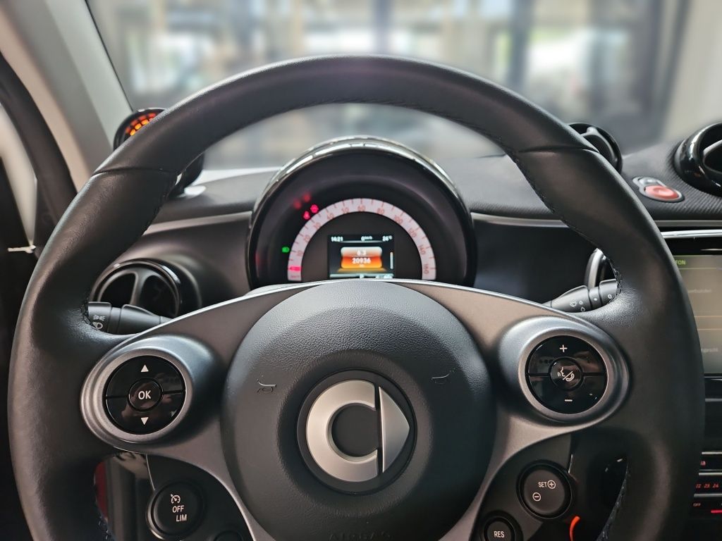 Fahrzeugabbildung Smart EQ ForTwo Pano Tempomat Navi LED SHZ SpurH KAM
