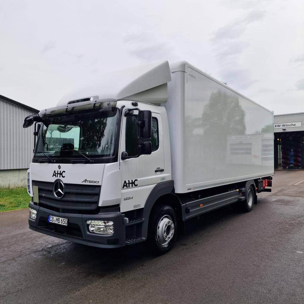 Fahrzeugabbildung Mercedes-Benz Atego 1224 L Junge Koffer mit LBW 1500 kg