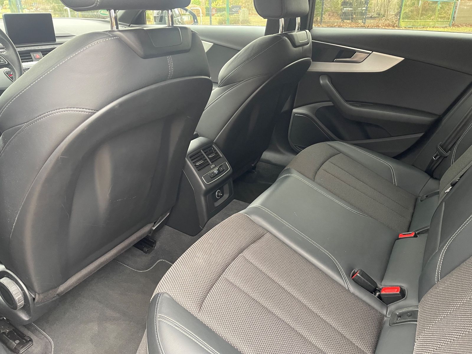 Fahrzeugabbildung Audi A4 Avant S-Line AHK*LED*PDC*TEILLEDER*TEMPO+