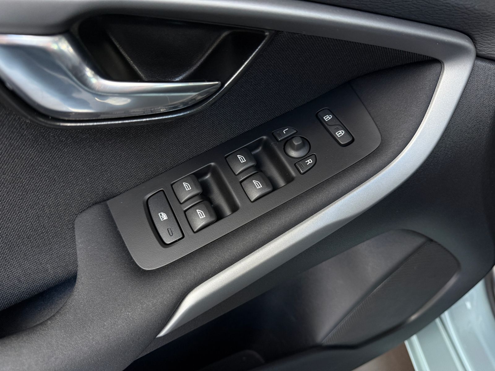 Fahrzeugabbildung Volvo V40 Kinetic SENSUS CONNECT LED SHZ PDC ALU