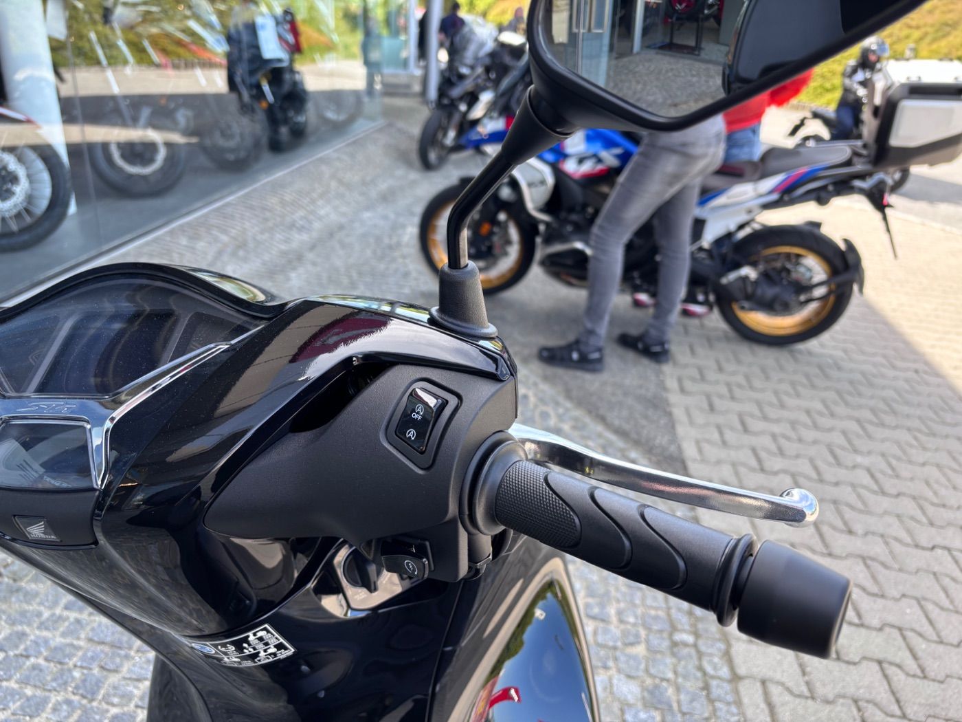 Fahrzeugabbildung Honda SH 125 i inklusive Smart-Topcase