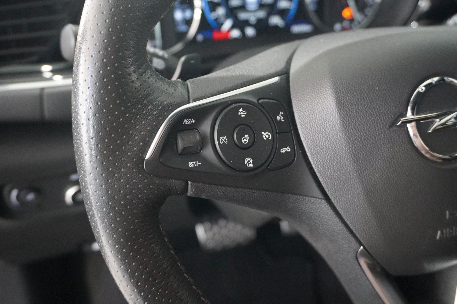 Fahrzeugabbildung Opel Insignia B ST 2.0D ULTIMATE NAVI/OPC/VIRT/SH/AHK