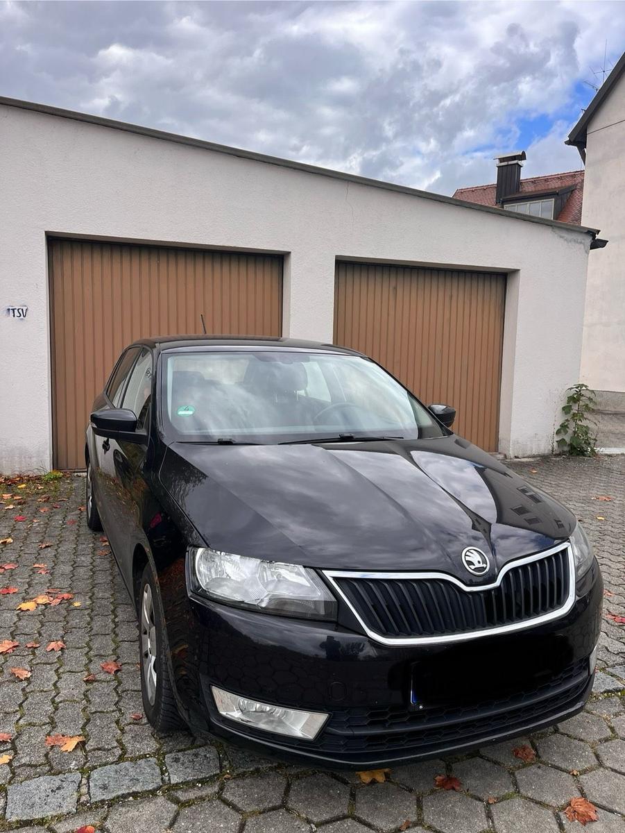 Skoda Rapid 2015 — вигляд ззаду