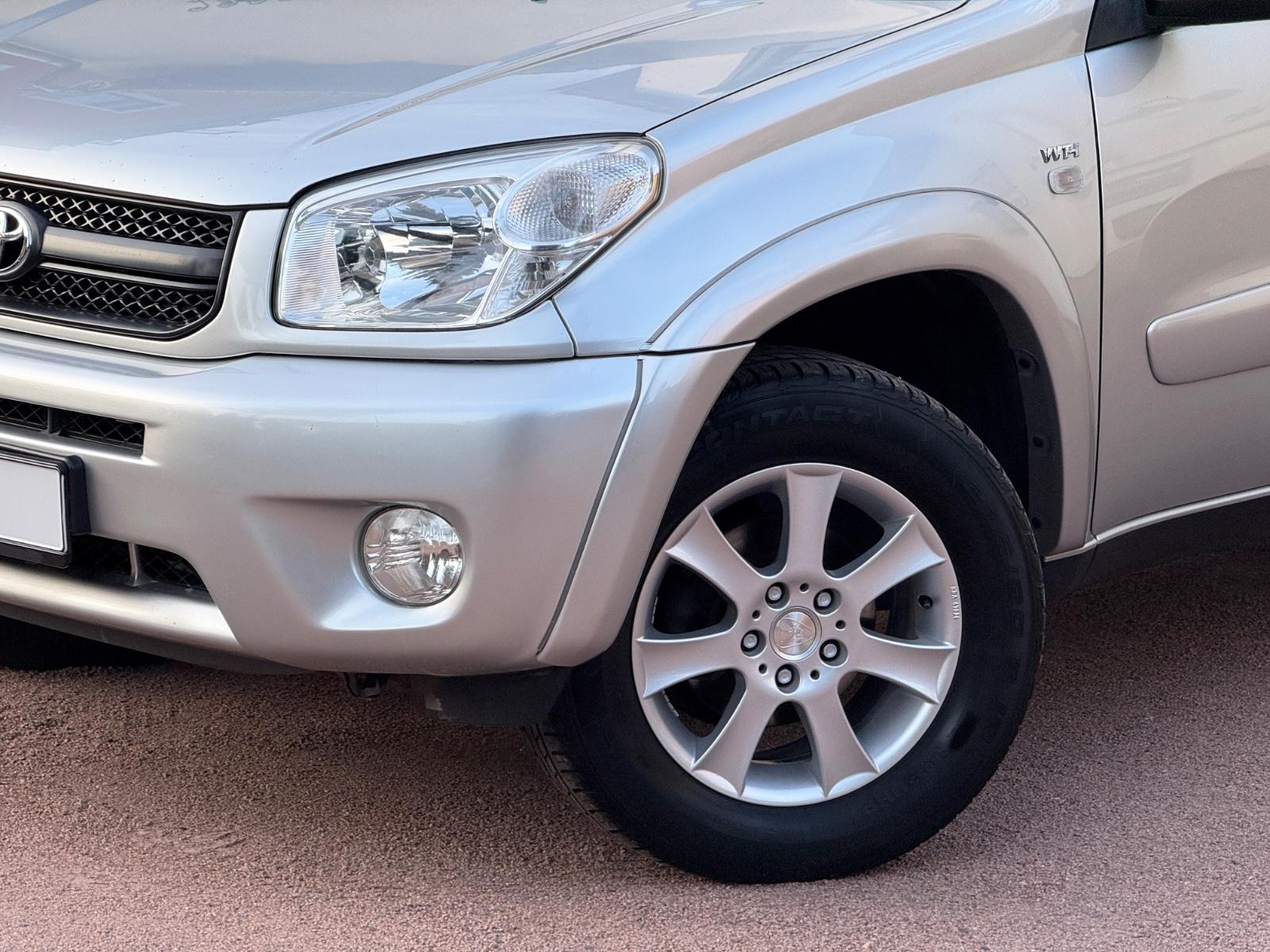 TOYOTA RAV4 - 2.0 150 CV - 4x4 - BVM - VOLANT EN CUIR