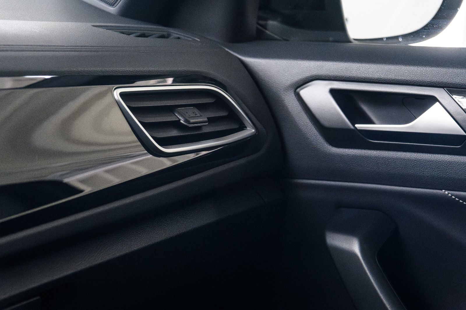 Fahrzeugabbildung Volkswagen T-Roc R-Line 1.5 TSI DSG LED+AHK+KAMERA+ACC+SHZ