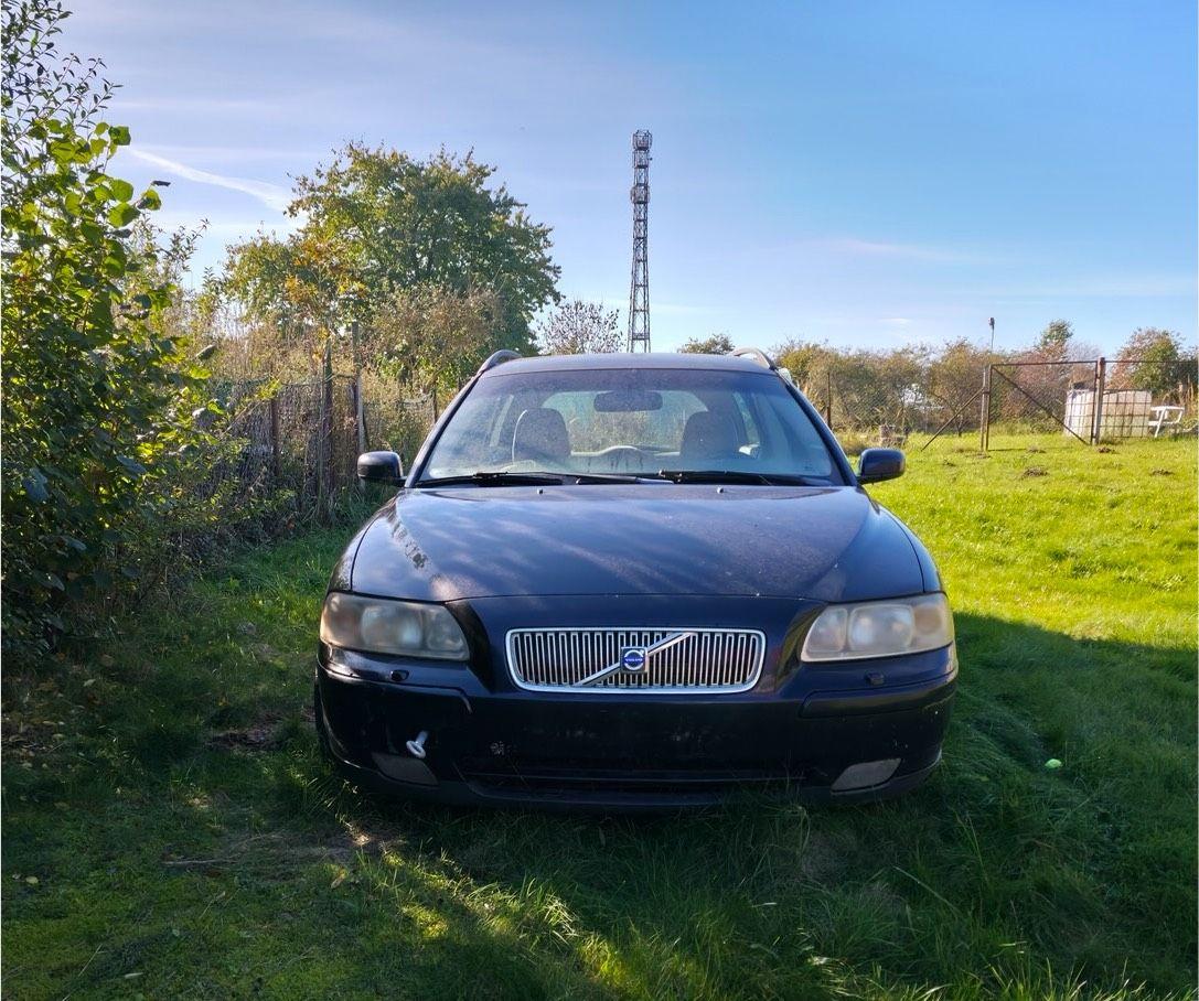 Volvo V70 2004 — rear view