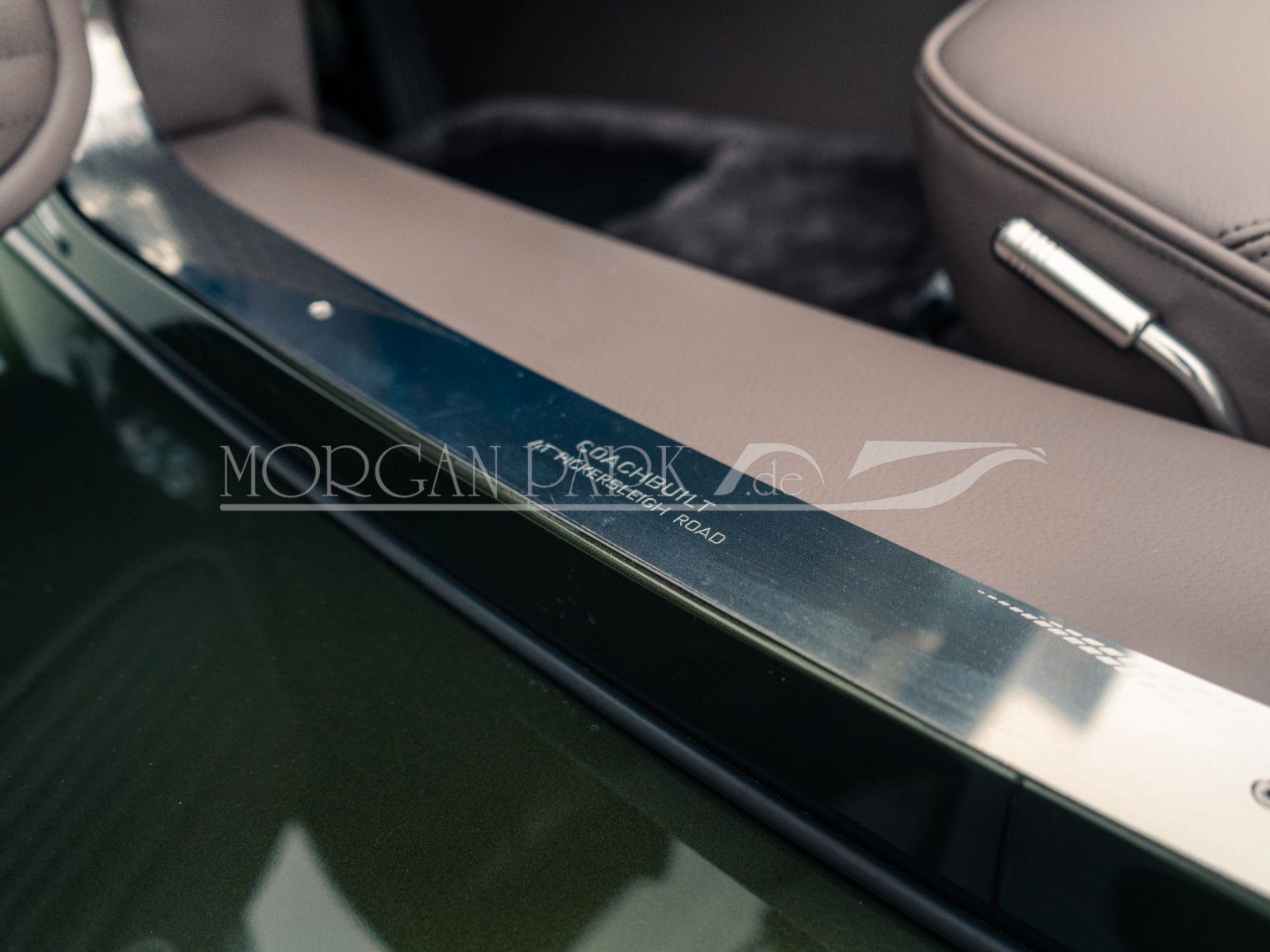 Fahrzeugabbildung Morgan Plus Six PINNACLE *1 of 30, Designo Oliv Met.*