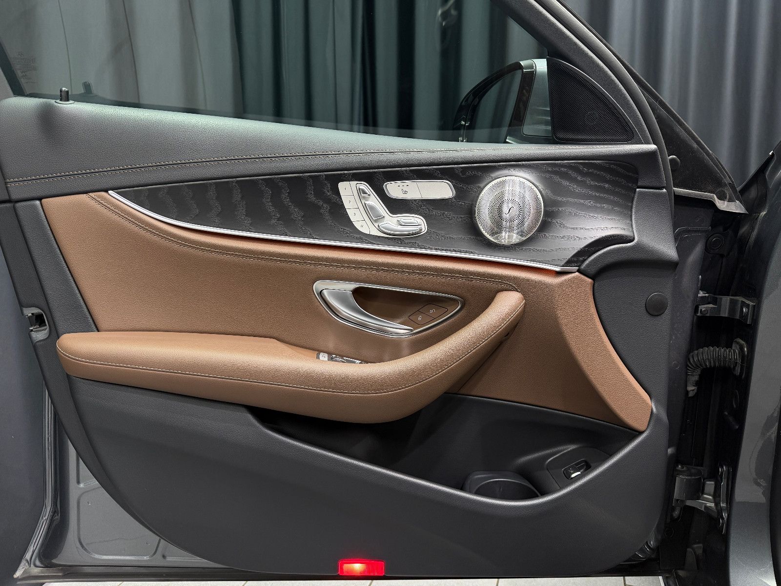 Fahrzeugabbildung Mercedes-Benz E 300 de T-Modell |BURMESTER|MULTIBEAM-LED