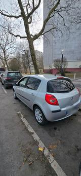 Renault Clio 3 1.6 - Renault Clio mit Benzin-Antrieb: Kleinwagen, Automatik, 1.6