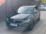 Volkswagen Tiguan Life 2.0 TDI DSG LED Rückfahrkamera - mit Diesel-Antrieb: Schwarz, Geländewagen, mit Klimaanlage