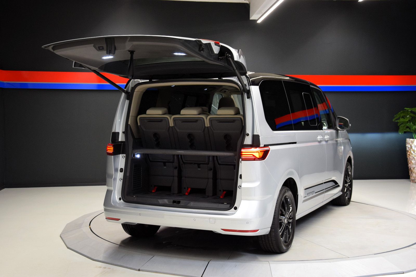 Fahrzeugabbildung Volkswagen T7 Multivan Edition vis-a-vis Standhzg Pano ACC