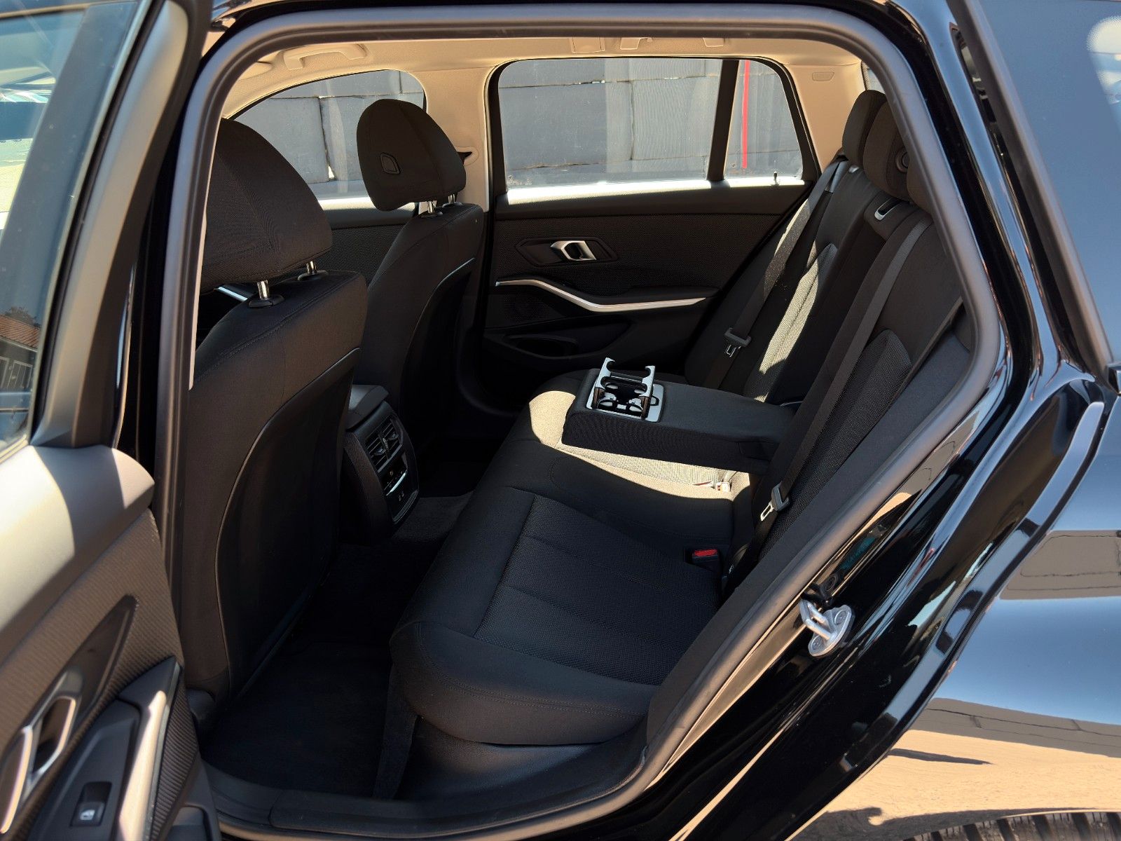 Fahrzeugabbildung BMW 318i Touring CockPit+ Alarm 3Z-Klima Kamera SHZ