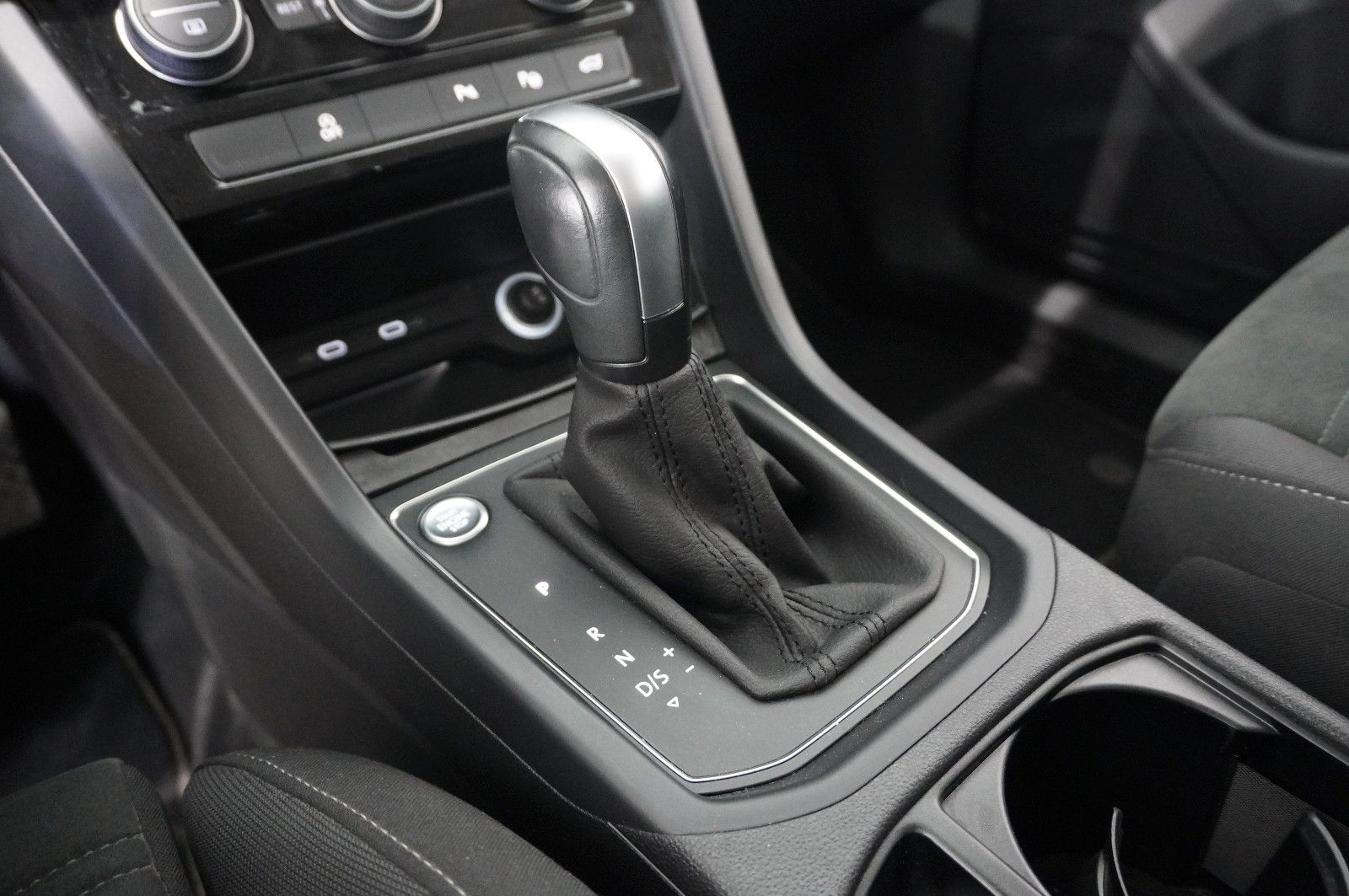 Fahrzeugabbildung Volkswagen Touran 2.0 TDI COMFORTLINE DSG NAVI/SH/ACC/DAB+