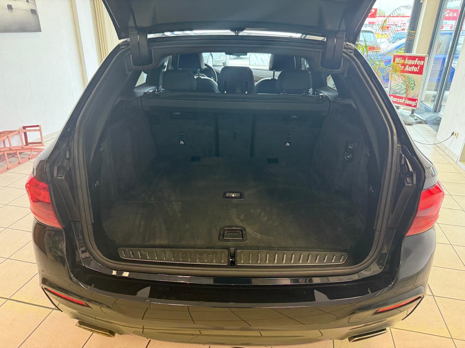 Fahrzeugabbildung BMW 540i Touring xDrive M /1.HAND/ SCHECKHEFT