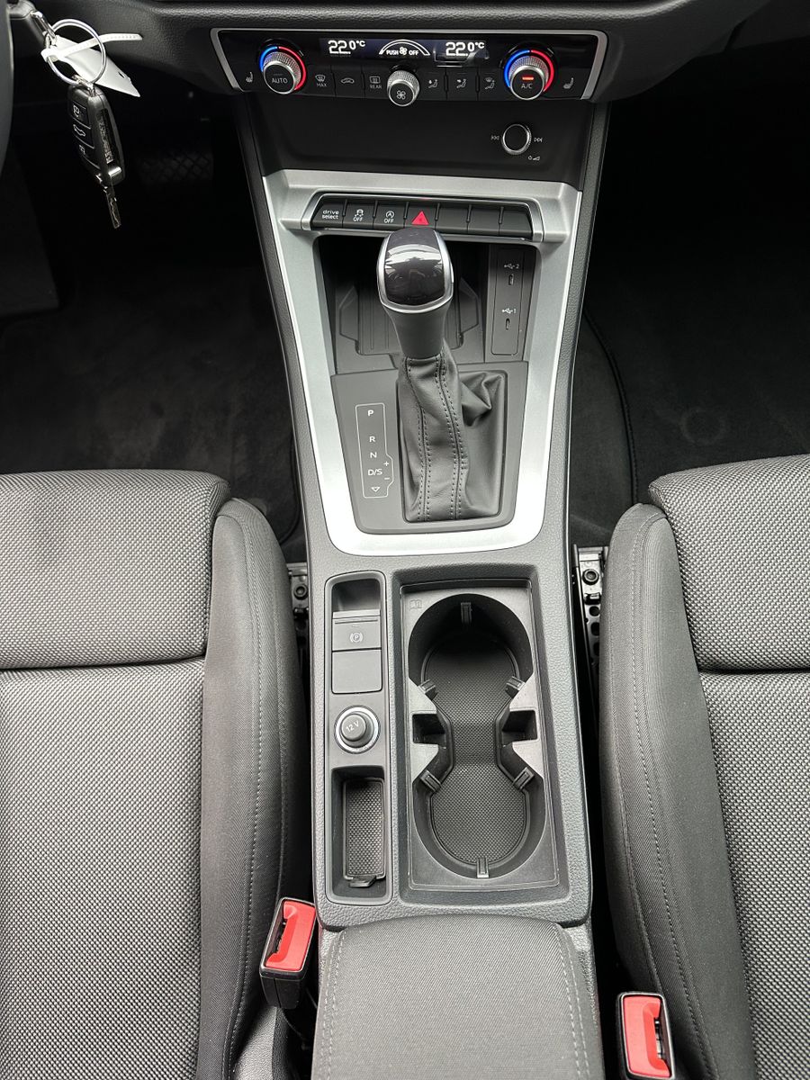 Fahrzeugabbildung Audi Q3 SpB 35 TFSI NAV+LED+ACC+V-COCKPIT+19ZOLL+SHZ