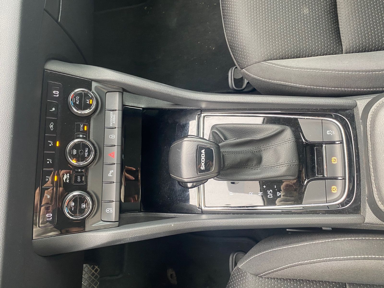 Fahrzeugabbildung SKODA Karoq Tour 2,0 TDI DSG *Navi*AHK*