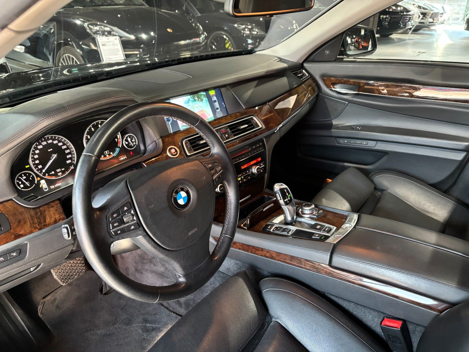 Fahrzeugabbildung BMW 760i L V12/MASSAGE/MEMORY/HUD/SCHIEBEDACH/KAMERA