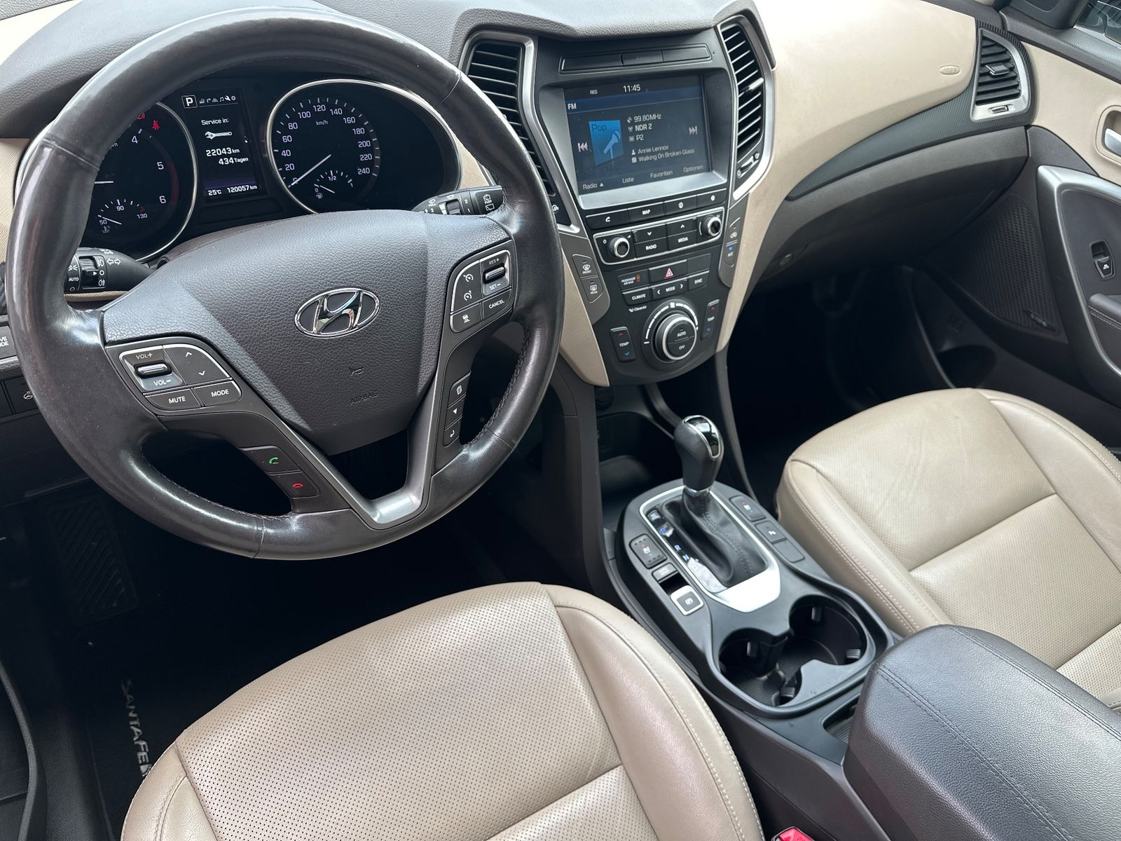 Fahrzeugabbildung Hyundai Santa Fe 2.2 CRDi 4WD Automatik NAV+XEN+PANO+AHK