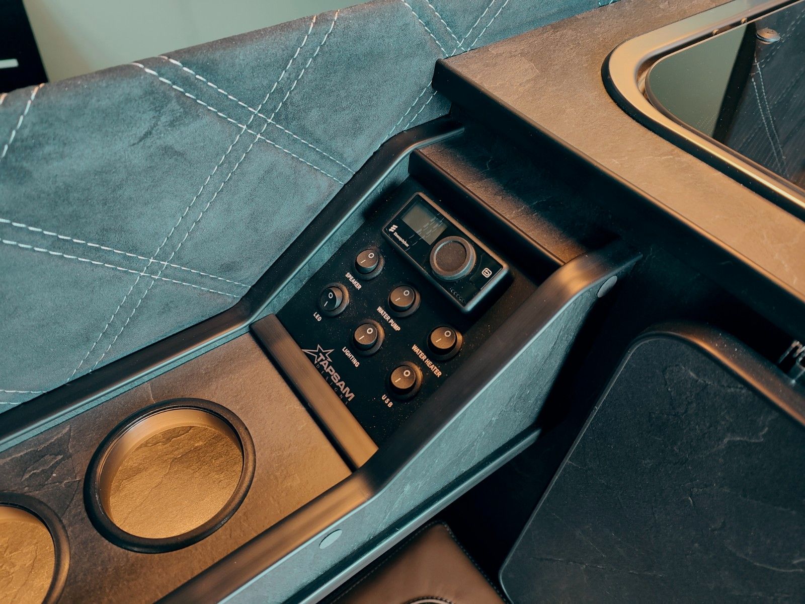 Fahrzeugabbildung Mercedes-Benz X-CROSSVAN  RWD #stealthcamper