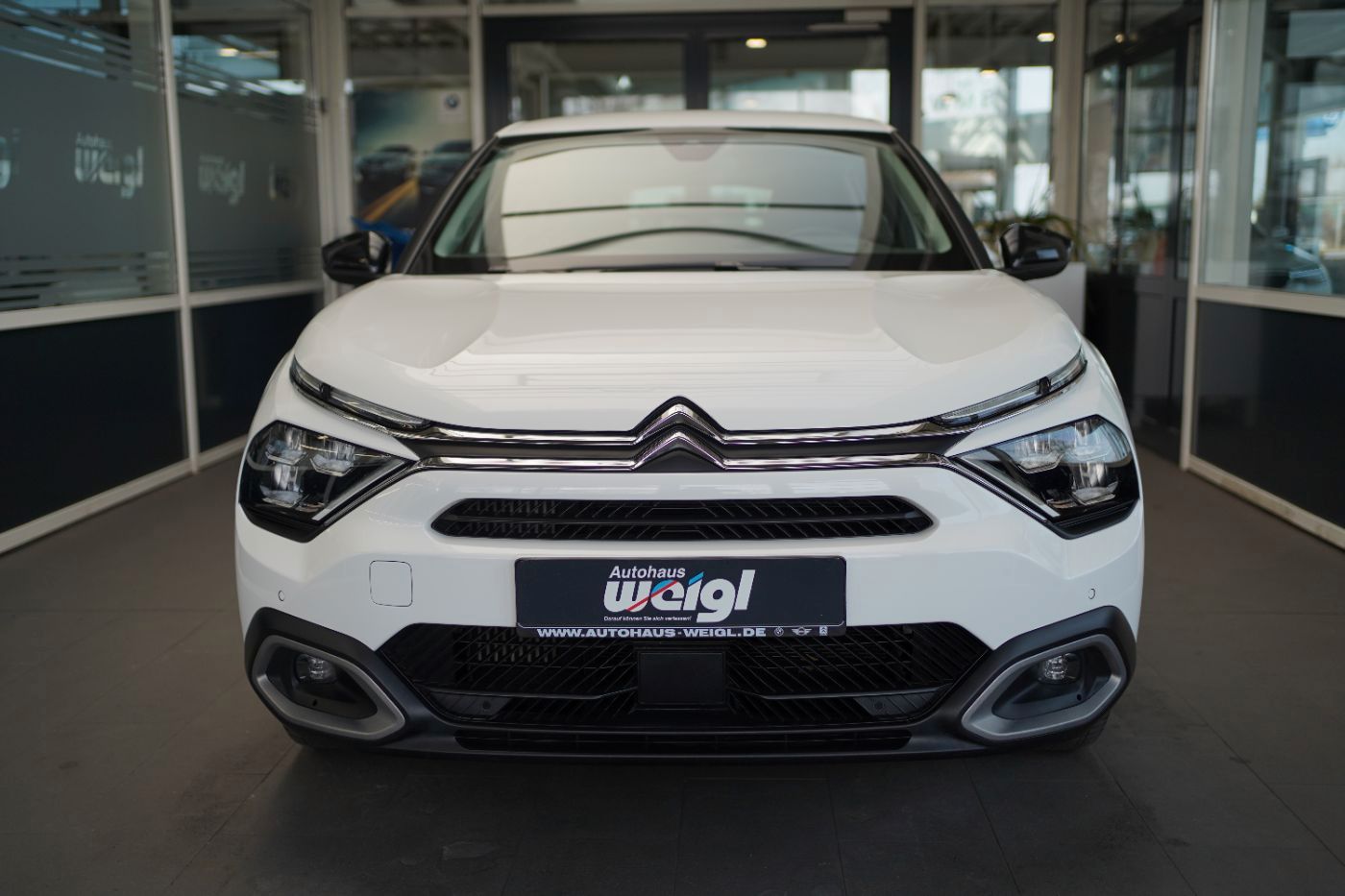 Fahrzeugabbildung Citroën C4 PureTech 130 Shine Kälte Paket Navi DAB Klima