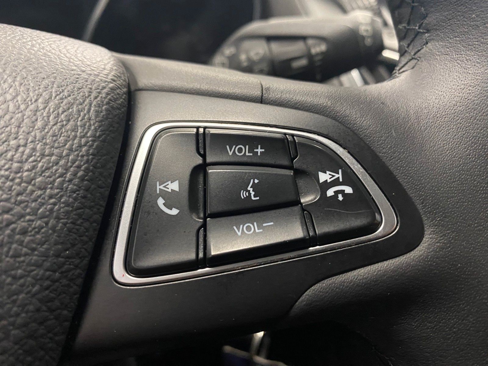 Fahrzeugabbildung Ford Focus 1.0 EcoBoost Business Turnier+NAVI+PDC+ALU