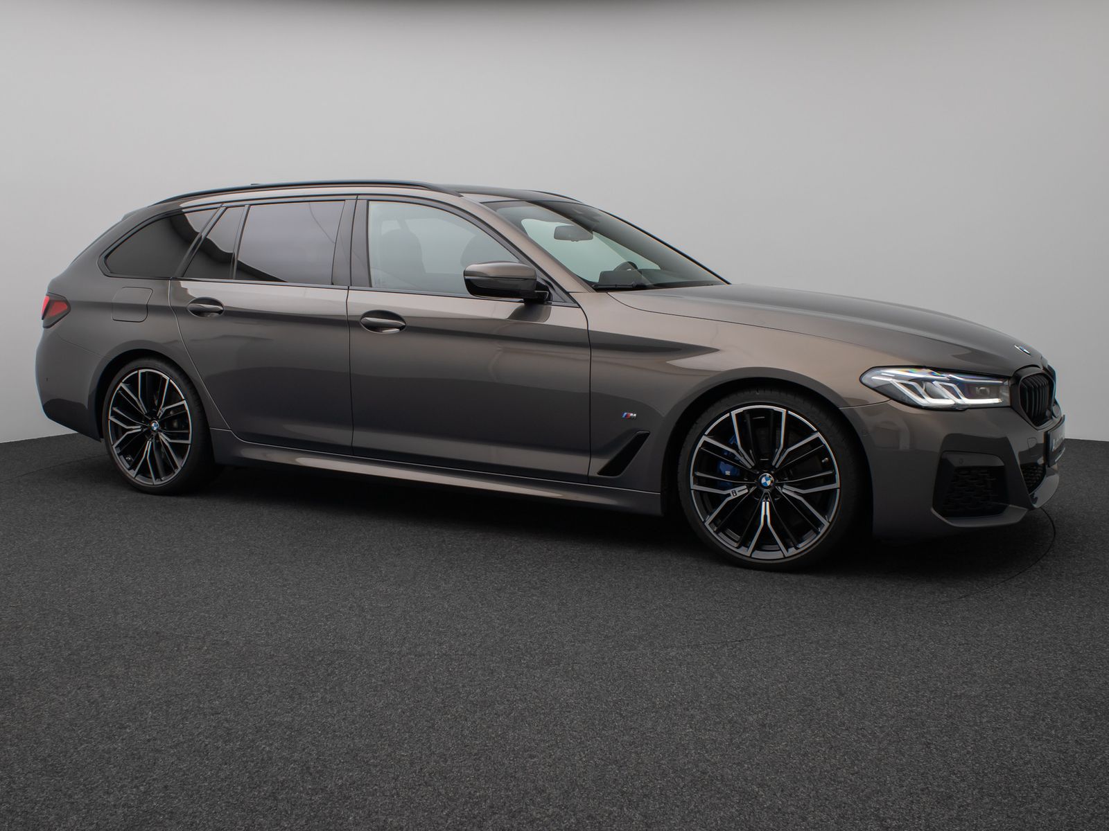 Fahrzeugabbildung BMW 530d xD M Sport Individual Panorama HUD 20Zoll