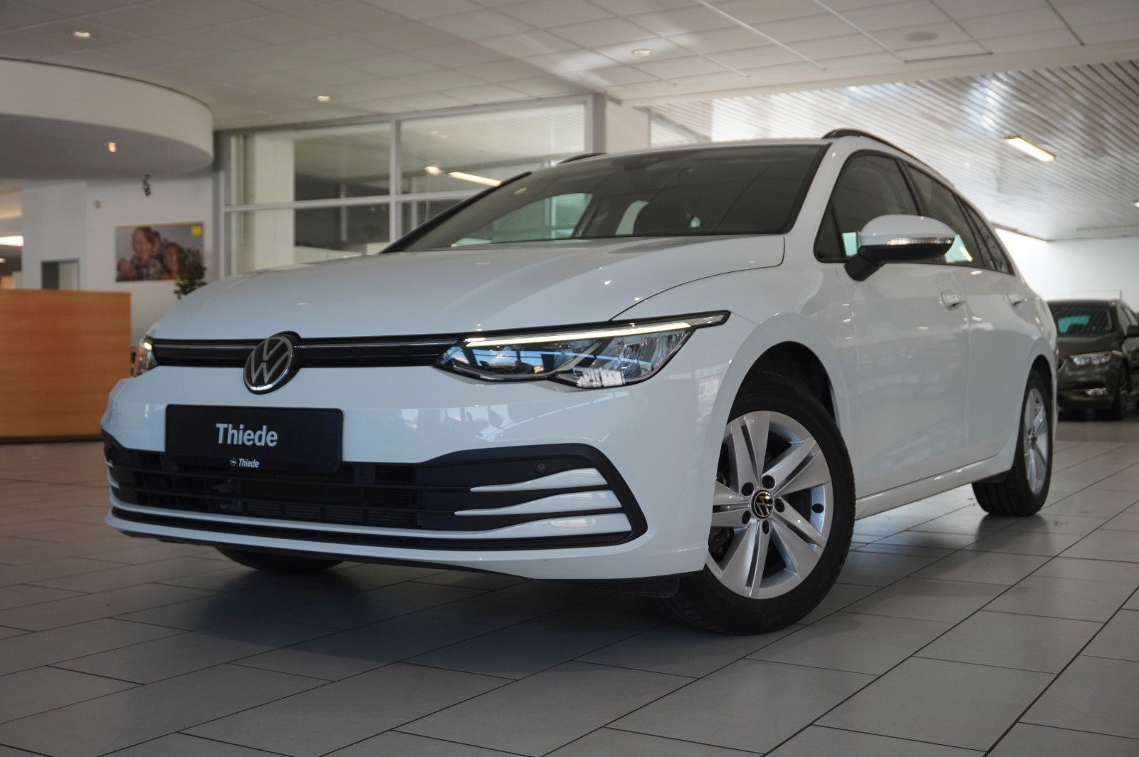 Fahrzeugabbildung Volkswagen Golf VIII Variant 1.5 TSI LIFE NAVI/LED/SHZ/VIRT